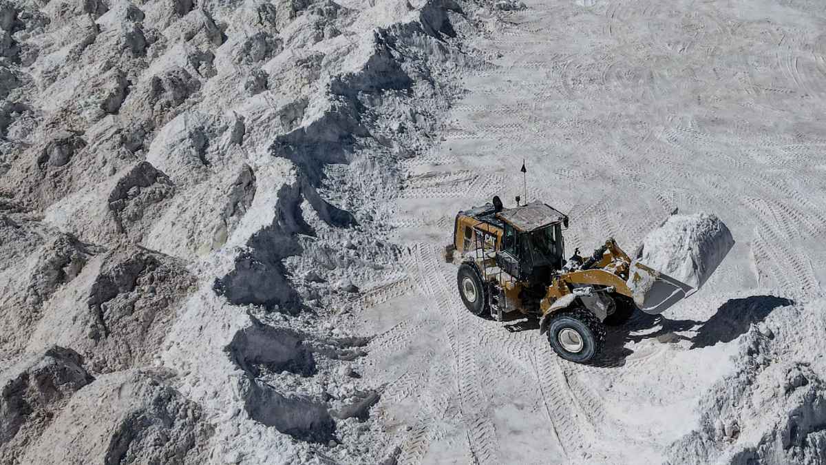 Excavadora Caterpillar extrae arcilla rica en litio en la mina Caldera McDermitt, Oregón, valorada en 1,5 billones de dólares.