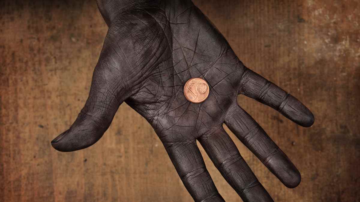 Moneda de 1 céntimo alemana de 2002 sobre una mano abierta