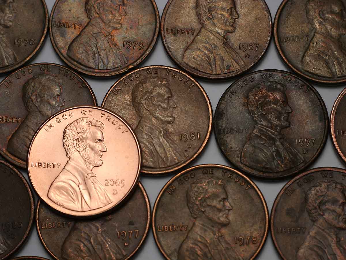 Primer plano de varios centavos Lincoln Wheat Penny, incluida una pieza en perfecto estado; moneda rara valorada hasta 13 millones de dólares.