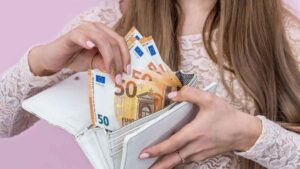 Una mujer es absuelta tras quedarse con 79.000 euros de la cuenta compartida con su hermano fallecido