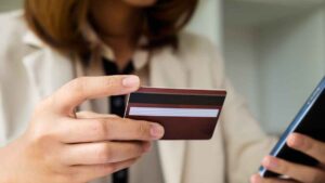 Una mujer envía 47.000 euros desde la cuenta de su cuñado moribundo y la Audiencia descarta estafa tras denuncia familiar