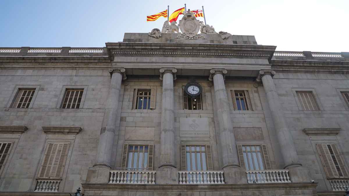 Fachada del Ayuntamiento de Barcelona, centro de las inspecciones y multas de 60.000 euros por venta de productos canábicos