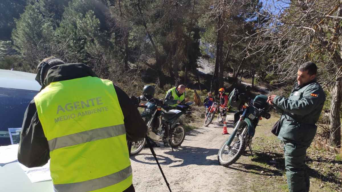 Agentes medioambientales multan a motoristas por circular fuera de la carretera en un camino forestal