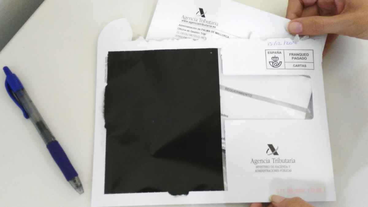 Carta de la Agencia Tributaria sobre multas por retirar dinero en efectivo; advierte sanciones de hasta 150.000 euros.
