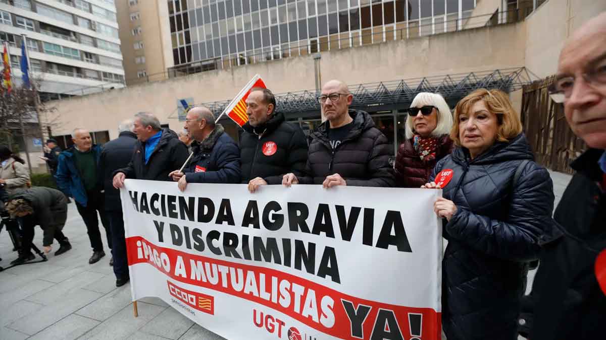 Protesta de mutualistas ante Hacienda con pancarta que exige la devolución del IRPF pendiente en un único pago en 2025