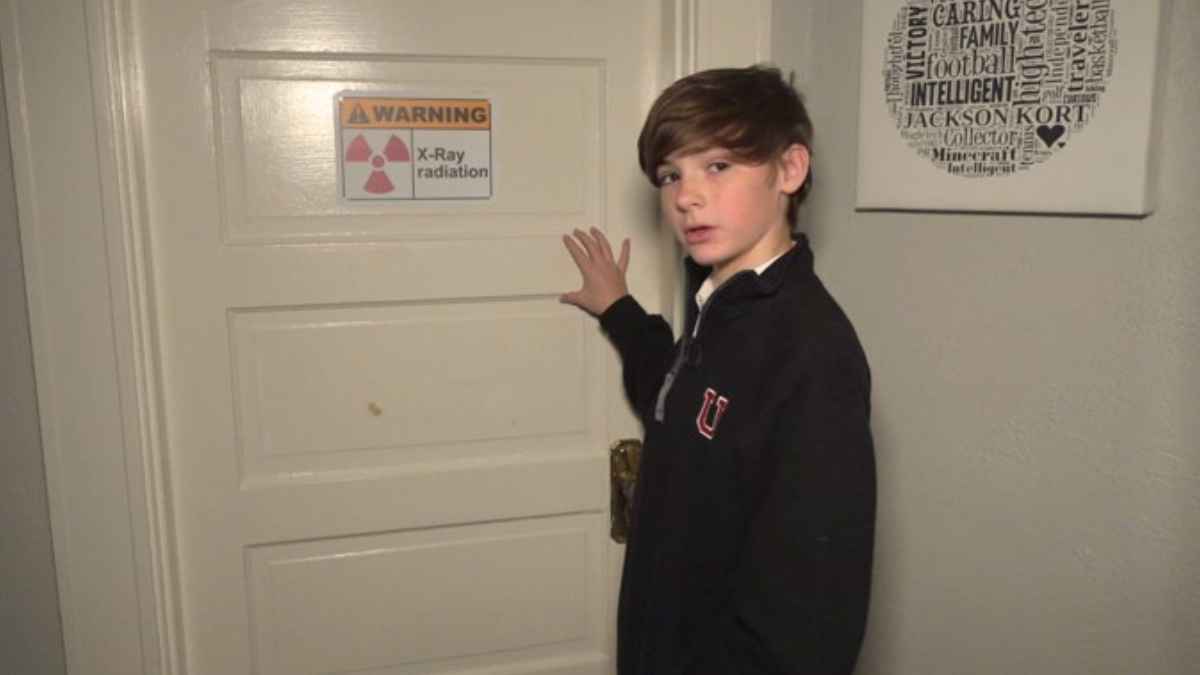 Niño de 12 años señala la puerta de su laboratorio casero con aviso de radiación tras lograr fusión nuclear