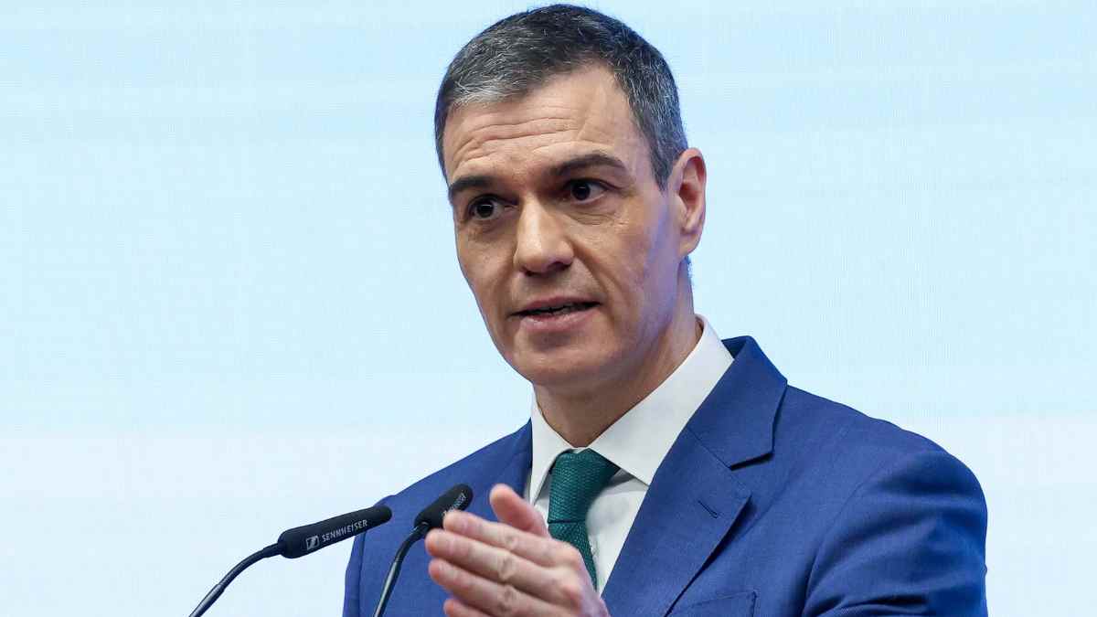 Ayudas de 300 € para instalar aire acondicionado eficiente en 2025 durante una comparecencia oficial.