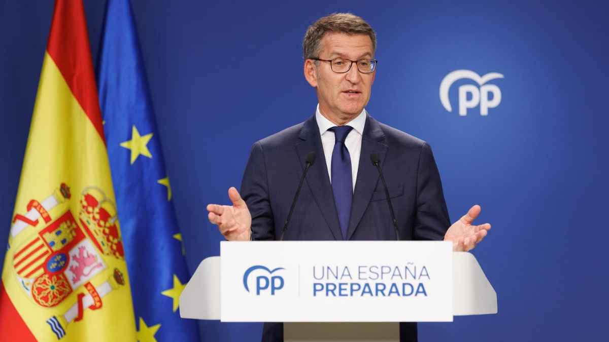 Portavoz político durante rueda de prensa presentando la propuesta de ayuda de hasta 600 € por cada miembro celíaco de la familia.