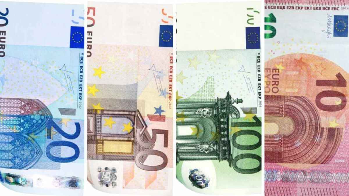 Montaje con billetes de 5, 10, 20 y 50 € junto a la fachada del Banco de España, futura renovación anunciada por el BCE