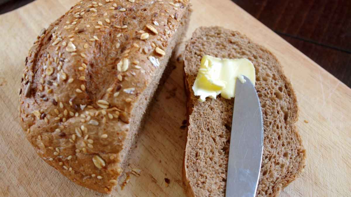 Mantequilla Únicla, elegida por la OCU como la única opción saludable, untada sobre pan integral lista para el consumo diario.