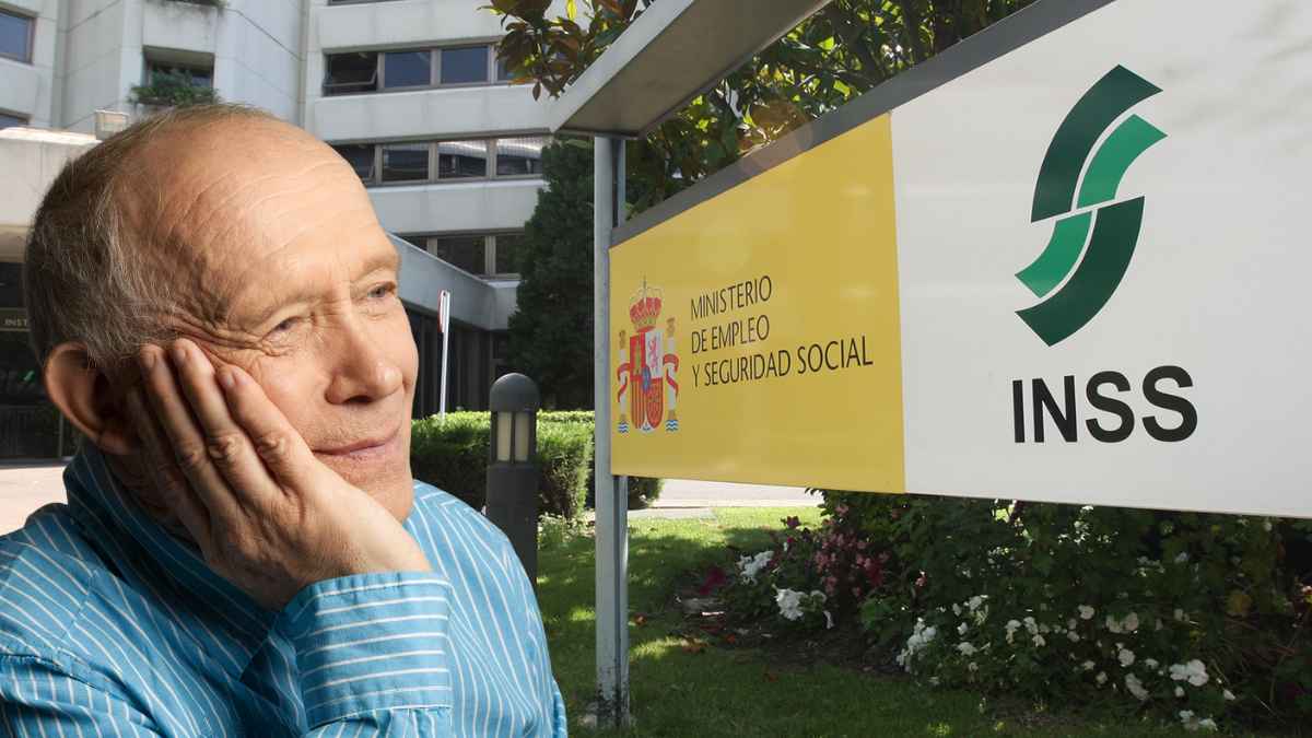 pensionista 62 años feliz ante sede INSS tras recibir primera pensión