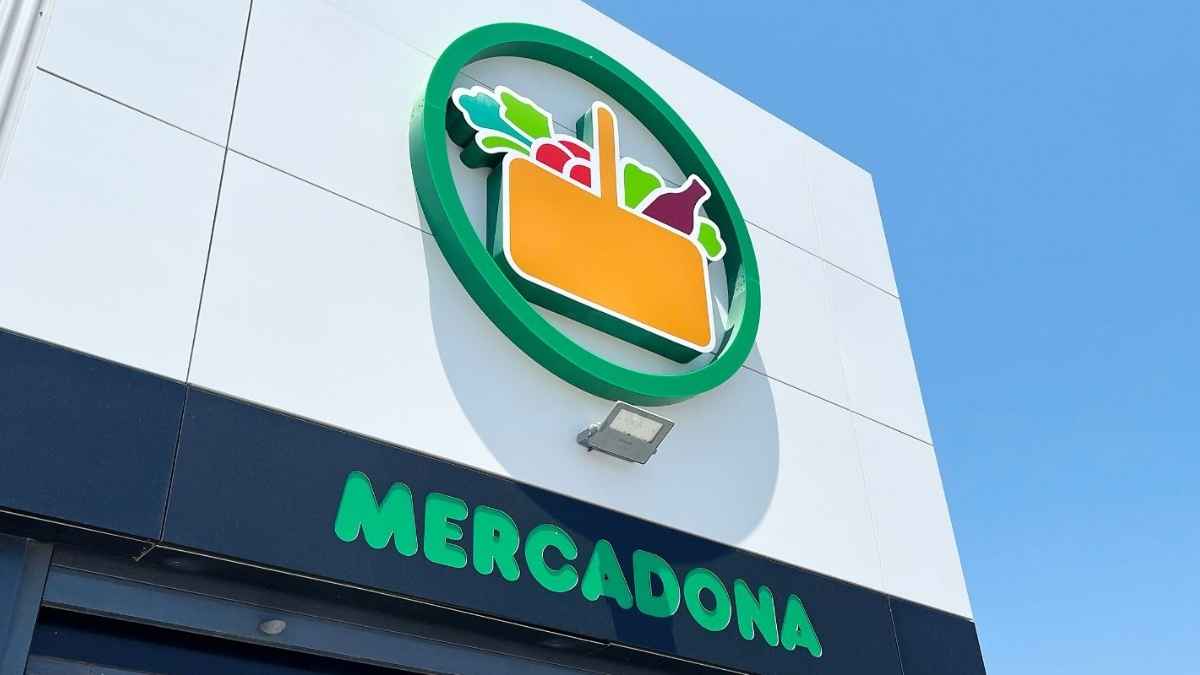 Fachada de un supermercado Mercadona con su logotipo, imagen ilustrativa del regreso de las Perlas de Sol para un bronceado por menos de 4 euros