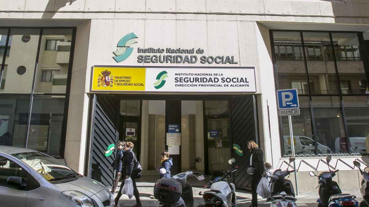 Fachada del Instituto Nacional de la Seguridad Social en Alicante, donde se gestiona el Ingreso Mínimo Vital.