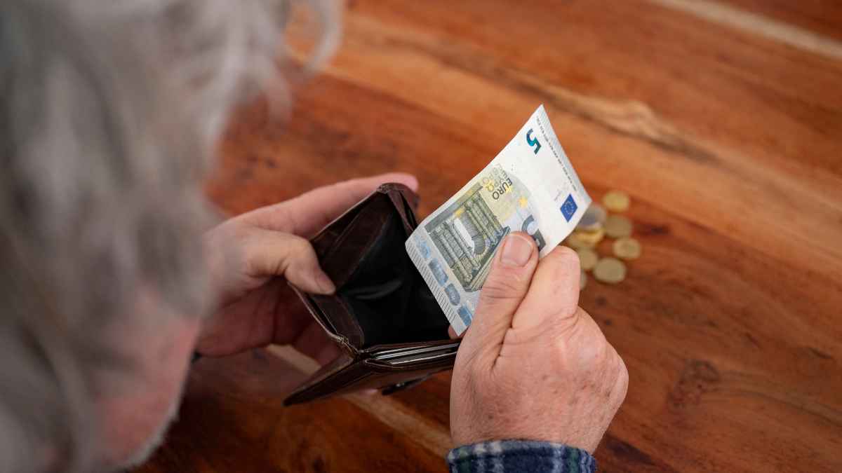 Jubilado con cartera vacía y billete de 5 euros, sin paga extra de la Seguridad Social en junio de 2025