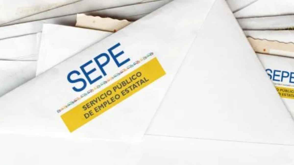 Sobre con logotipo del SEPE que contiene la carta certificada con sanciones por incumplir obligaciones del paro en junio.