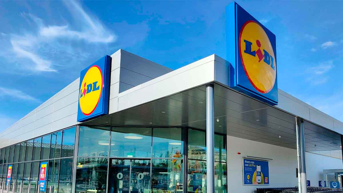 Fachada de un supermercado Lidl con el logotipo visible, punto de venta del set térmico de 9,99 €