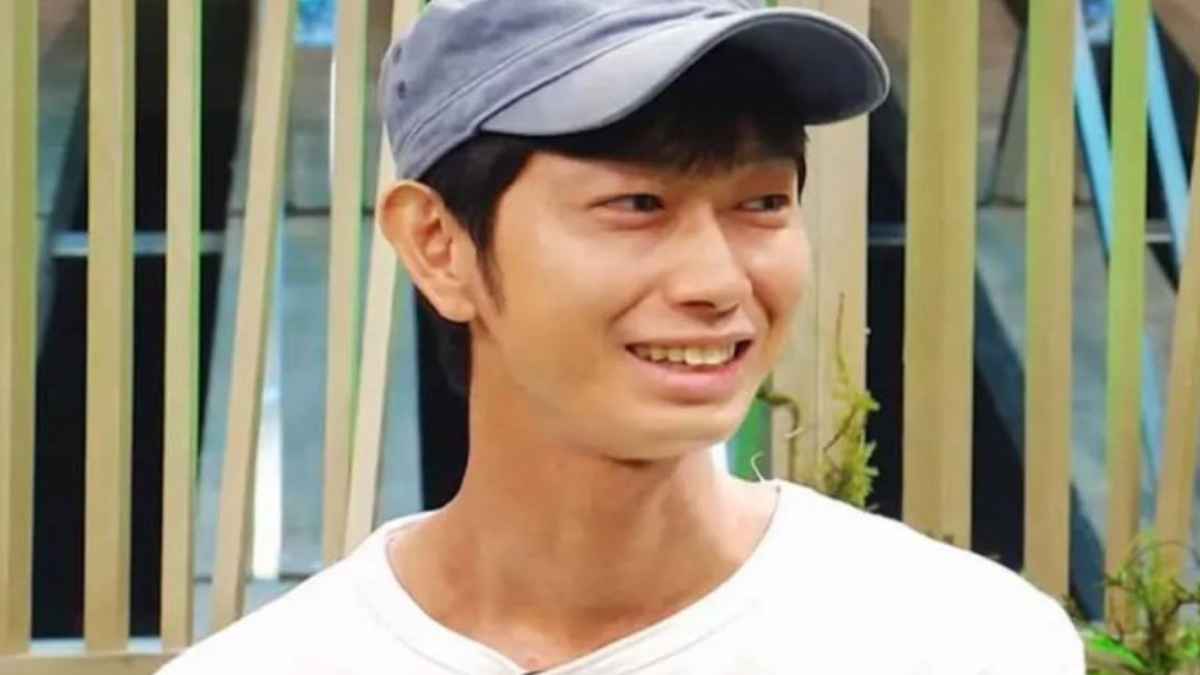 Hombre japonés que gana 80000 euros al año por no hacer nada sonriendo con gorra gris