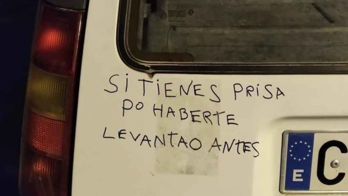 Advertencia en la parte trasera de un coche: ‘Si tienes prisa, po haberte levantao antes’ escrita a mano
