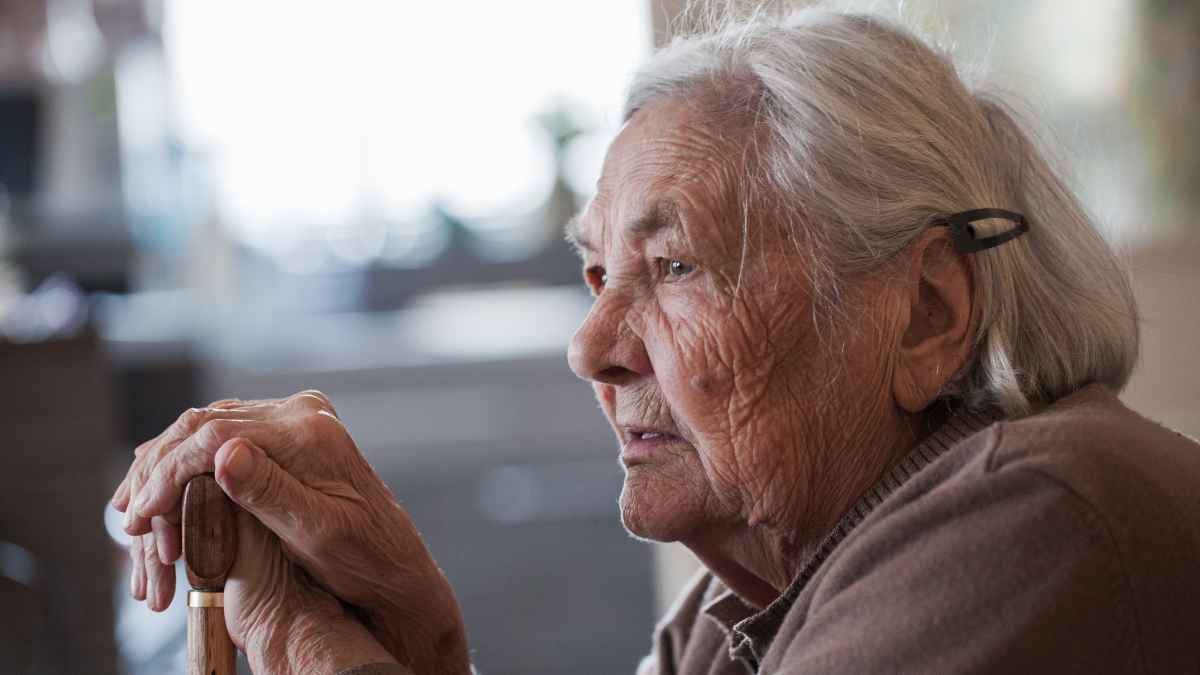 Anciana de perfil, con el pelo canoso y gesto pensativo, sujeta un bastón tras la sentencia que le libera de pagar 500 € a su nieto