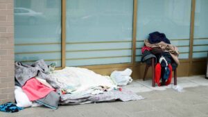 De dormir en la calle a estrenar piso nuevo y trabajo: premian a un sintecho de 33 años que devolvió una cartera con 2.000 €