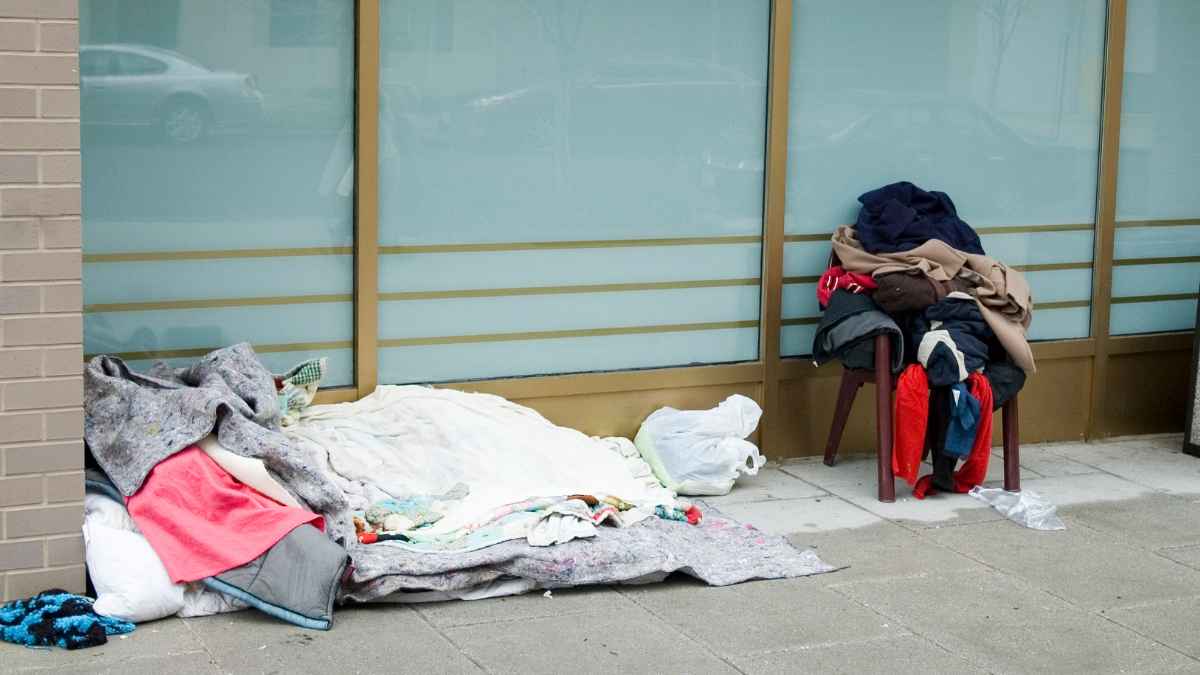 Colchón improvisado y ropa en la calle, reflejo de la situación de Hadjer Al-Ali antes de recibir ayuda tras devolver una cartera con 2.000 €.