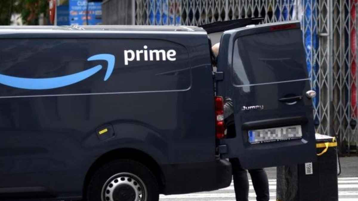 Furgoneta Amazon Prime de Passion for Deliveries tras despedir a 27 repartidores
