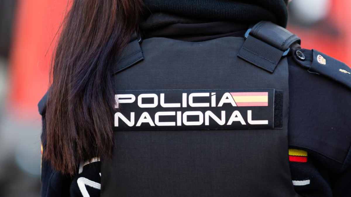 Agente de la Policía Nacional con chaleco oficial durante la operación que incautó un suplemento adelgazante con fármaco peligroso.