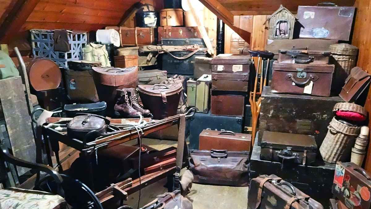 Desván repleto de maletas antiguas, baúles de madera y otros objetos vintage que podrían venderse por hasta 10.000 euros