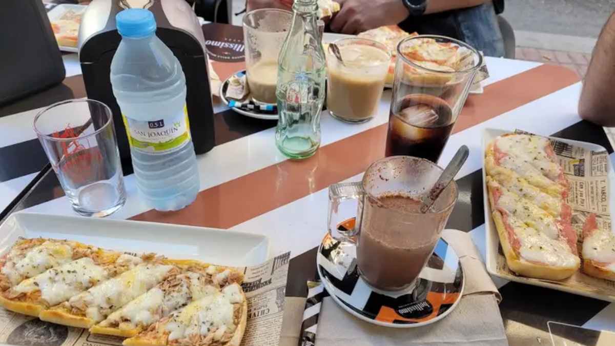 Mesa con café, refresco y bocadillos durante la pausa de café que el Tribunal Supremo avala como trabajo efectivo