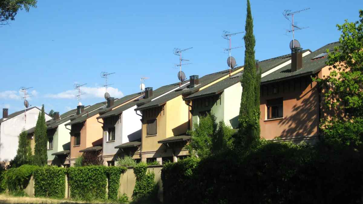 Chalet adosado de 186 m² que Unicaja vende en Torrenueva por menos de 50.000 euros, listo para entrar a vivir
