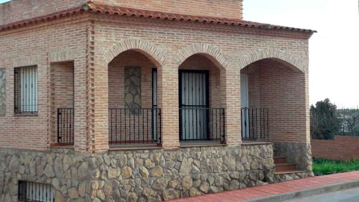 Chalet adosado de ladrillo visto en Montearagón (Toledo) con porche techado, 156 m², a la venta por Unicaja por 53 000 €