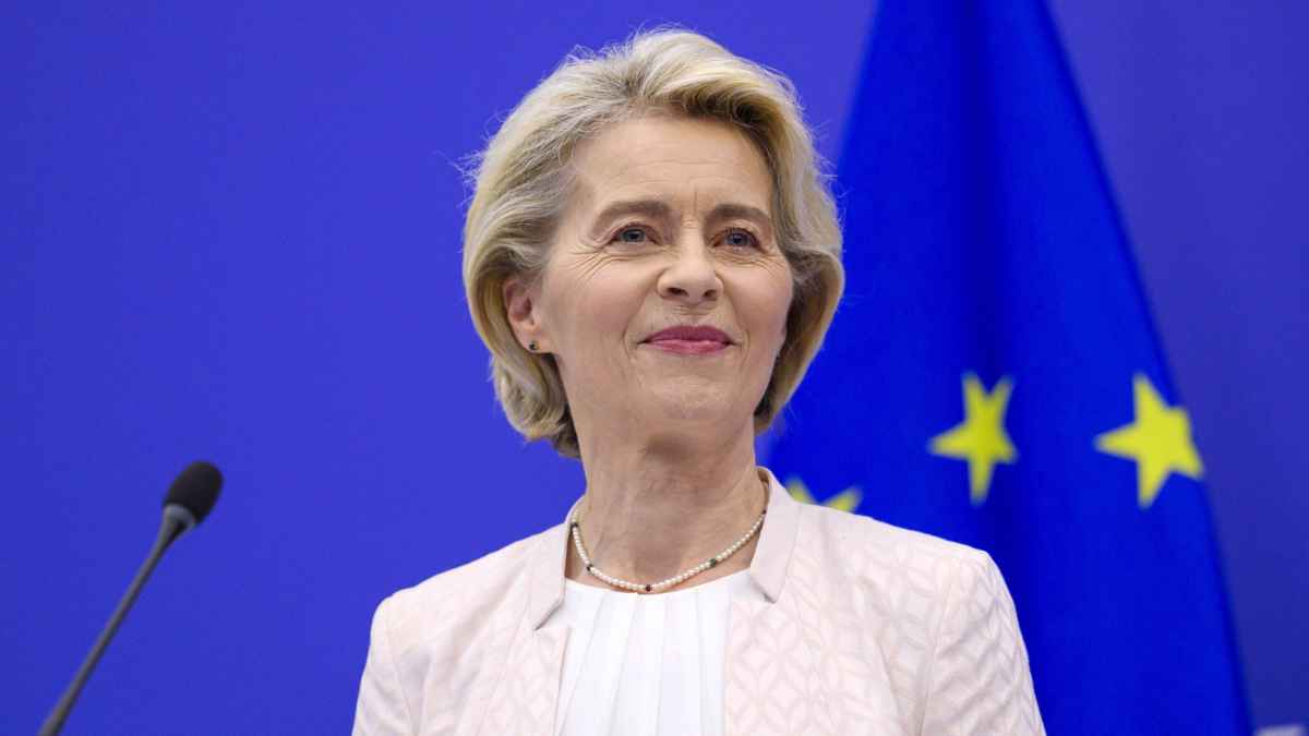 Representante de la Comisión Europea durante la rueda de prensa sobre la obligación del puerto USB-C en los móviles desde junio de 2025.