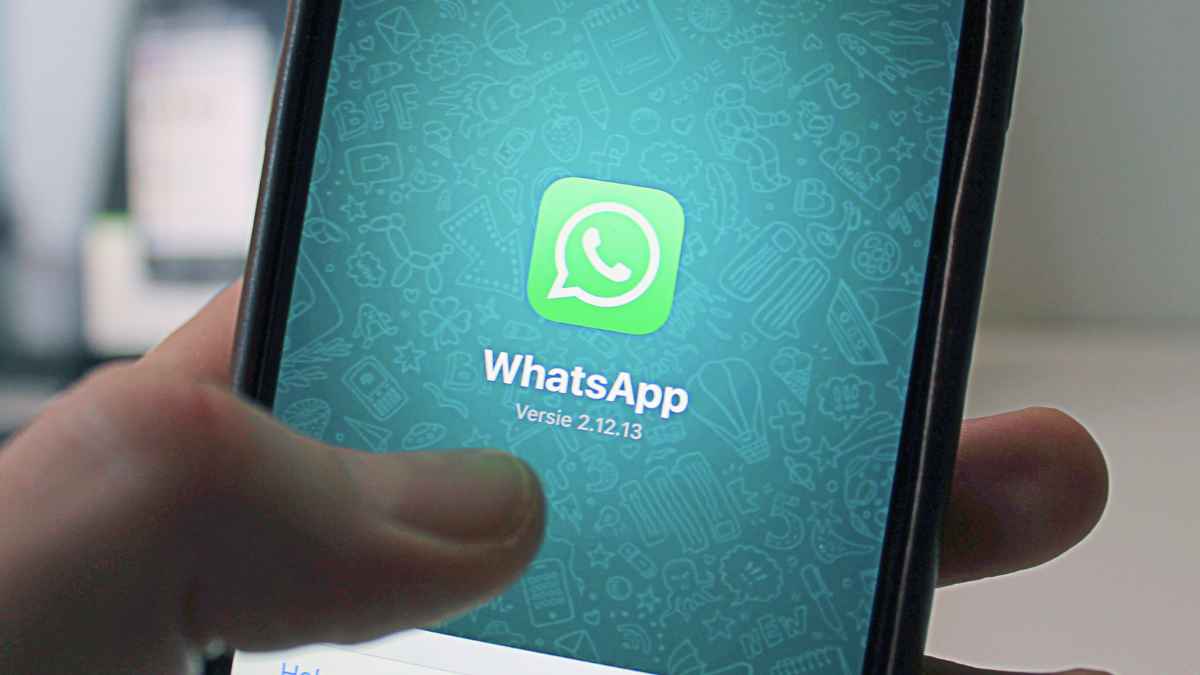 Pantalla de inicio de WhatsApp en un móvil, ajuste para desactivar la descarga automática y bloquear estafas