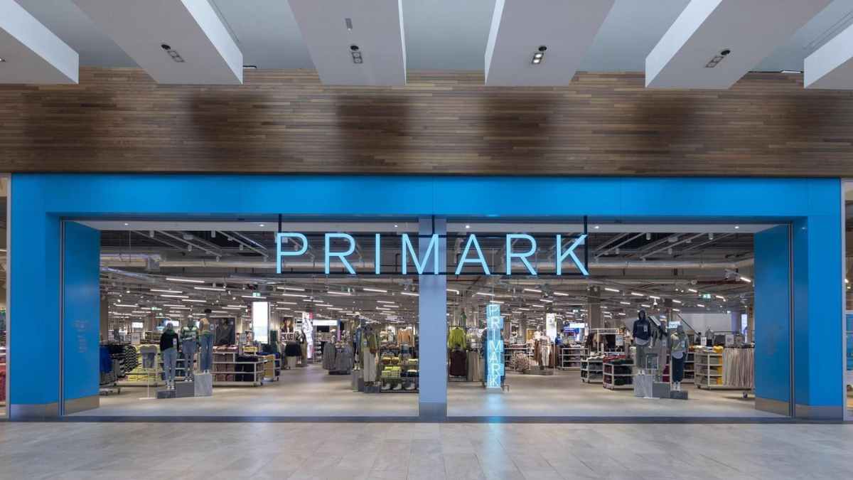 Cartel azul de Primark en la fachada de GranCasa Zaragoza antes de su apertura