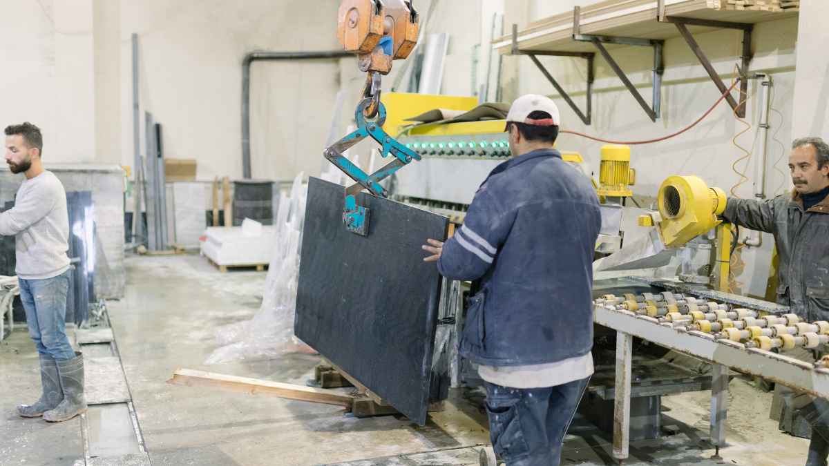 Peones de fábrica trabajando en día festivo según la sentencia del Tribunal Supremo sobre descansos semanales
