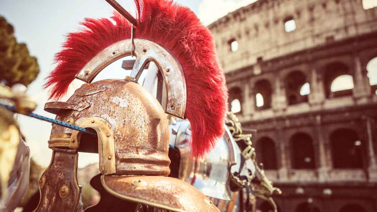 Casco de legionario romano con penacho rojo ante el Coliseo, símbolo de las raíces romanas de apellidos españoles.