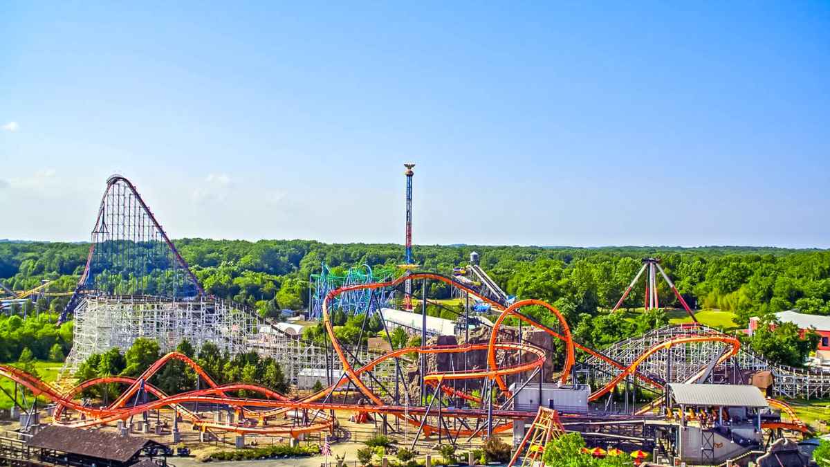 Vista aérea de las montañas rusas de Six Flags America vacías antes de su cierre definitivo a final de temporada