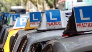 Adiós al profesor de autoescuela: la DGT estudia permitir aprender a conducir con tutores no profesionales