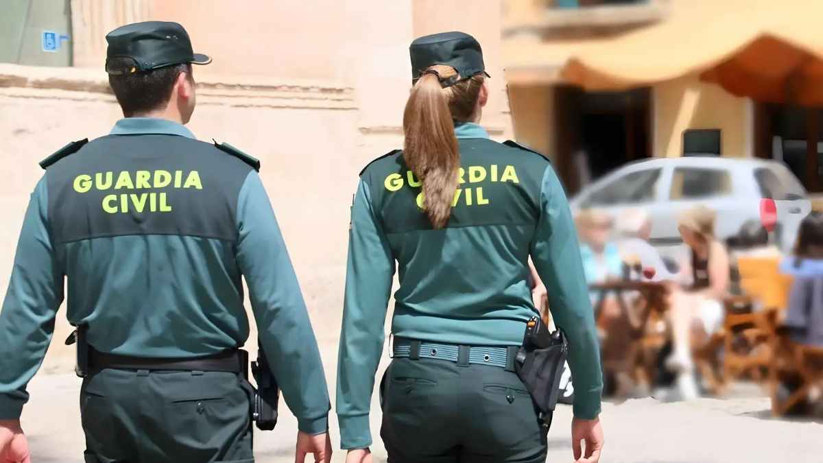 Guardia Civil ofreciendo recomendaciones para parar en gasolineras con seguridad en carretera