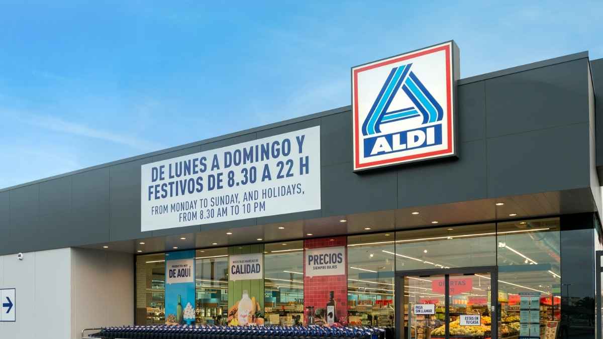 Fachada de un nuevo supermercado Aldi en España con el logo visible y horario de 8:30 a 22:00