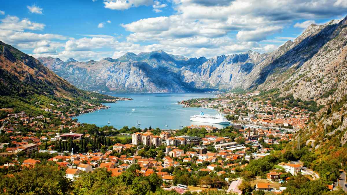 Vista panorámica de la bahía de Kotor en Montenegro, destino económico 2025 con hoteles desde 30 € y menús por 9 €.