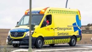 Conduce una ambulancia a toda velocidad sin luces de emergencia y lanza ráfagas a un coche camuflado de la Policía: terminó en persecución y una multa de 2.000 euros