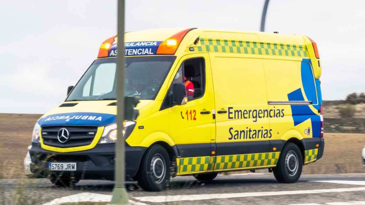 Ambulancia española de emergencias sanitarias en carretera