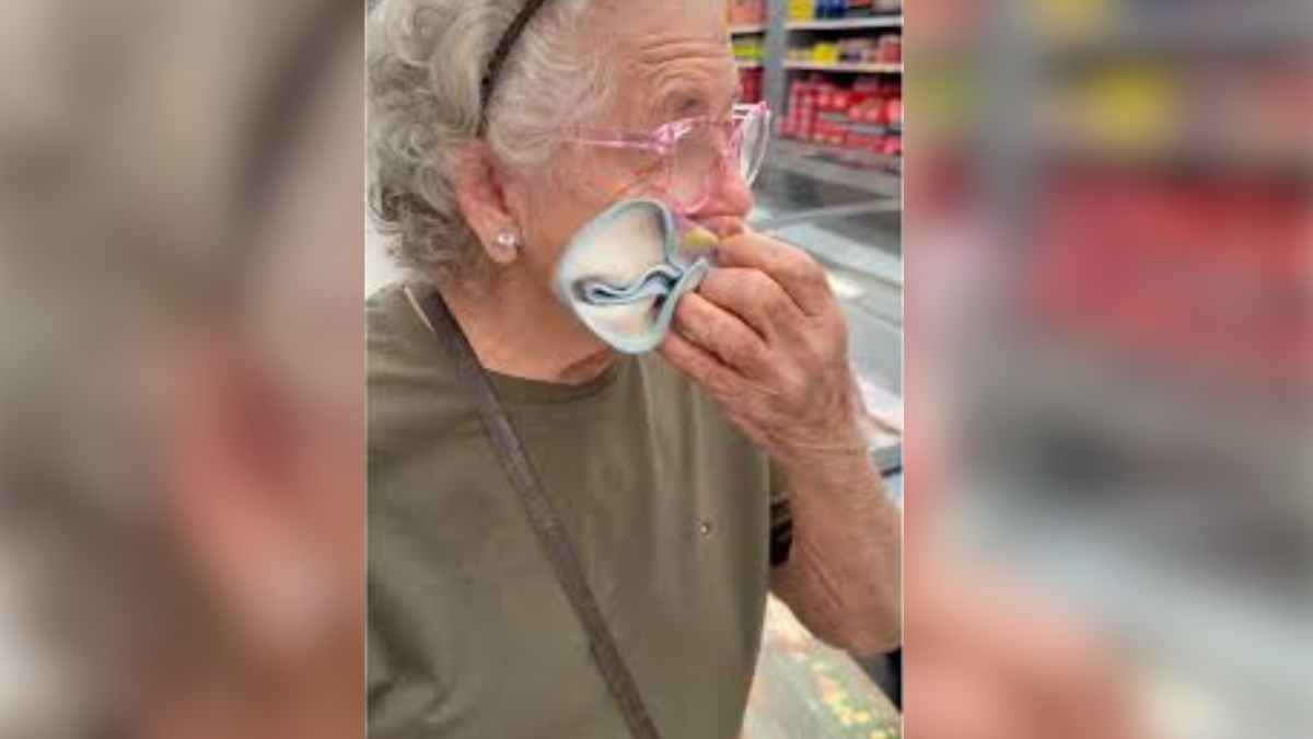 Abuela cubana de 87 años emocionada al sostener paquete de galletas en un pasillo de Mercadona