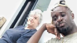Una jubilada de 82 años se gasta 100.000 euros tras una relación romántica con un joven de 28 años marfileño: «Son muy amables conmigo»