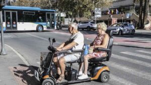 Este ayuntamiento empiezan a multar con 500 euros a turistas que conduzcan scooters eléctricos sin permiso o documentación