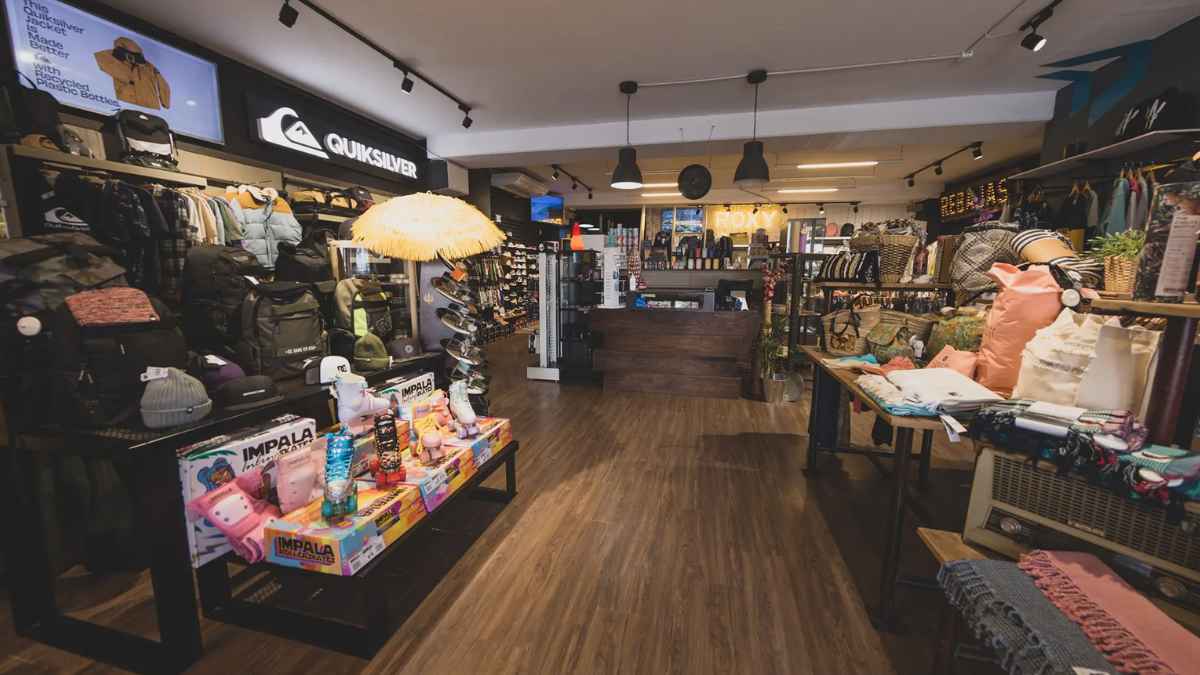 Interior tienda Quiksilver moda deportiva ropa surf bancarrota