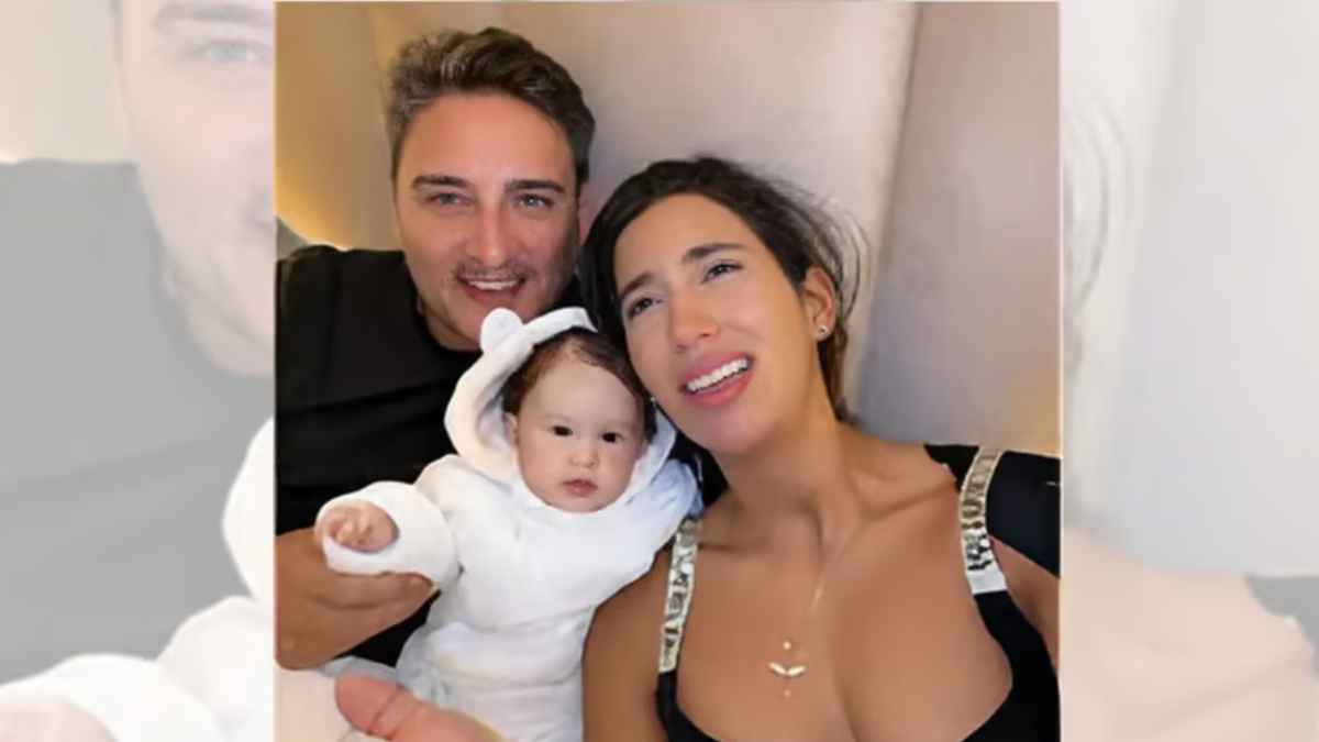 Alejandra y Jaime posan con su bebé reborn creado con Inteligencia Artificial como terapia emocional ante la infertilidad.