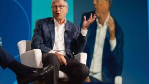 Bill Gates lanza una advertencia sobre el impacto de la IA en nuestras vidas: “Reemplazará a los humanos en casi todo”