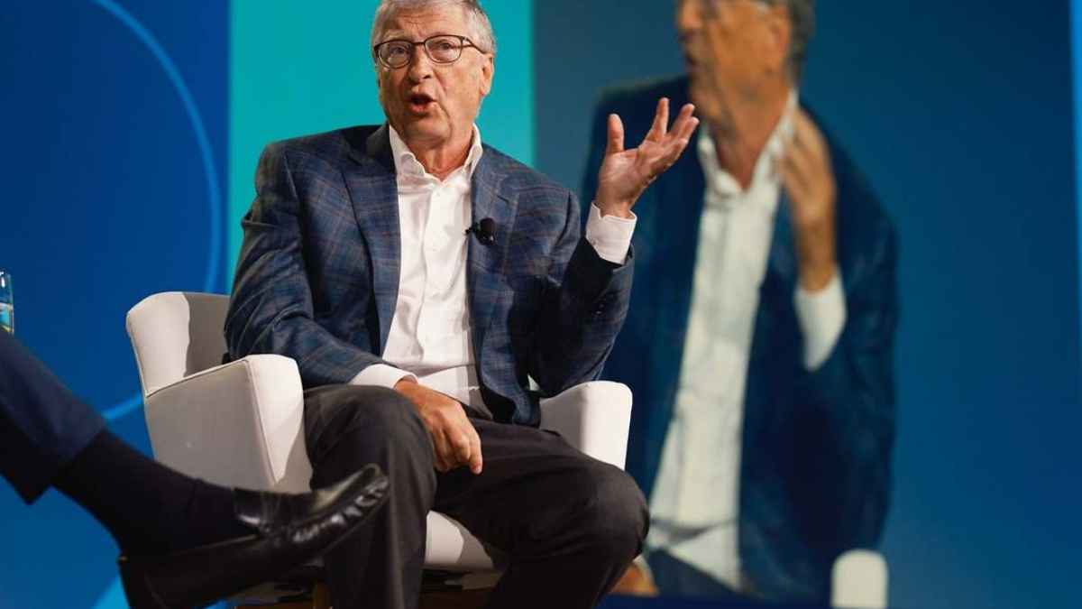 Bill Gates hablando en un escenario sobre el impacto de la inteligencia artificial reemplazando humanos